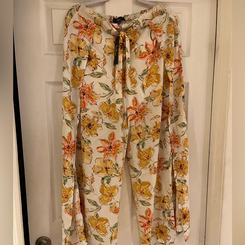 NWT LULUS FLORAL PANTS OPEN SIDES size M